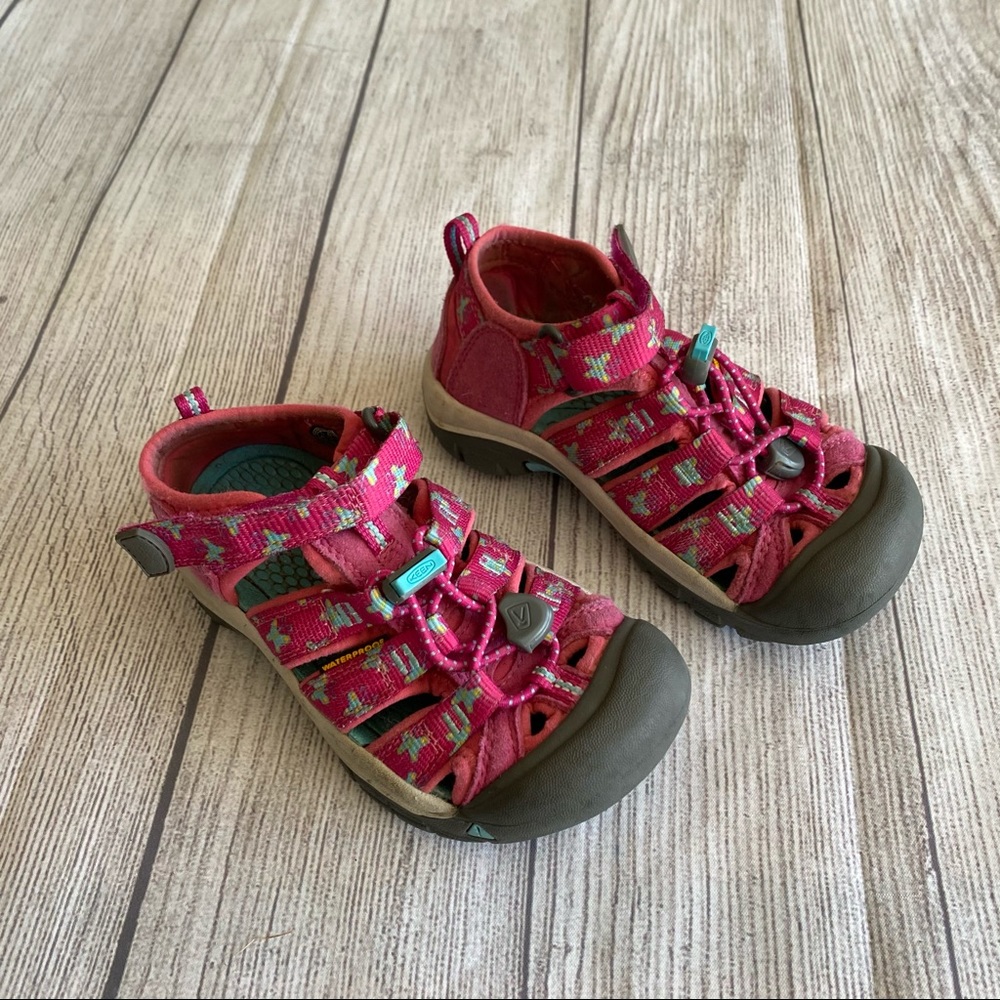 Keen pink butterfly shoes/sandals - Picture 1 of 8